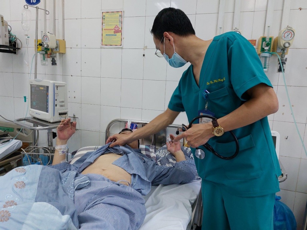 Điều trị cho bệnh nhân mắc sốt xuất huyết tại Bệnh viện đa khoa Đống Đa (Hà Nội). 