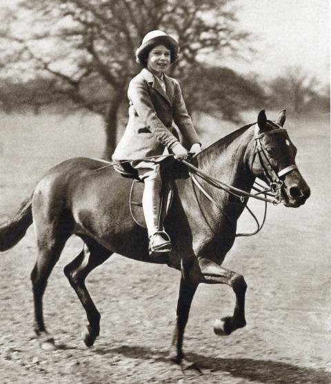 Nữ hoàng Anh Elizabeth II với niềm đam mê cưỡi ngựa từ năm lên 6
