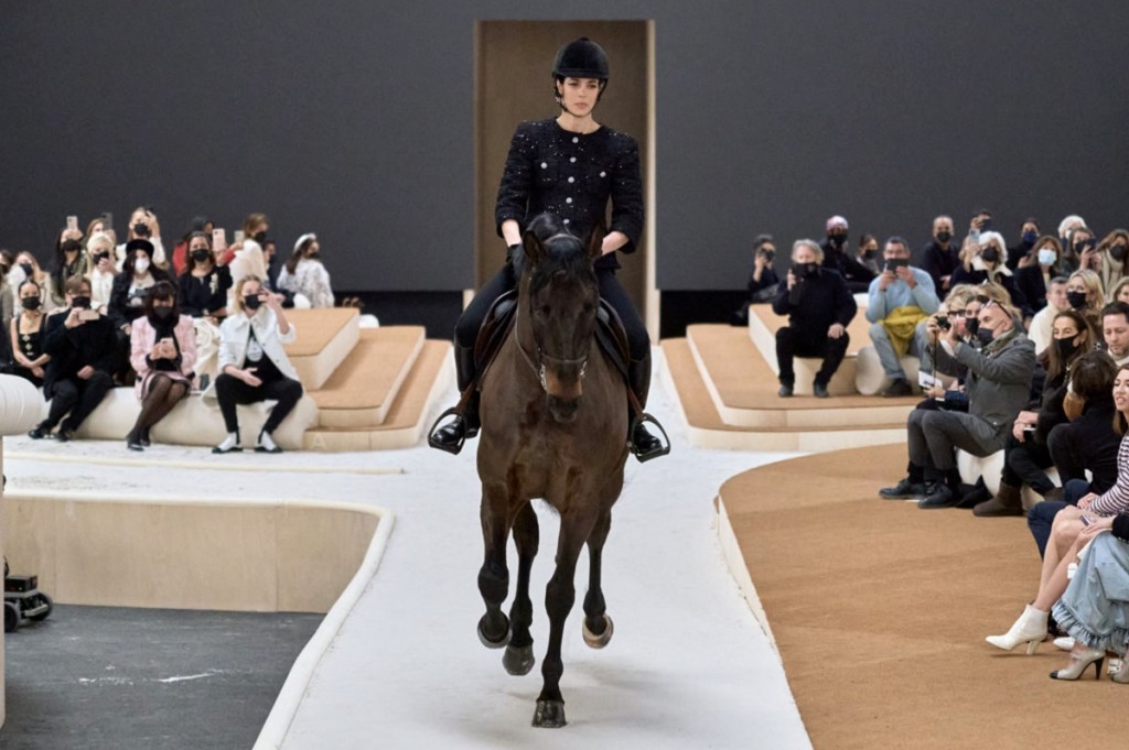Chanel gắn liền hình ảnh của bộ môn cưỡi ngựa cùng thời trang cao cấp trong bộ sưu tập Haute Couture Xuân Hè 2022. Ảnh: ImaxTree