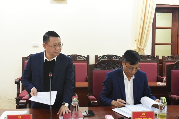 Chủ tịch UBND huyện Mê Linh Hoàng Anh Tuấn báo cáo kiểm điểm tại Hội nghị