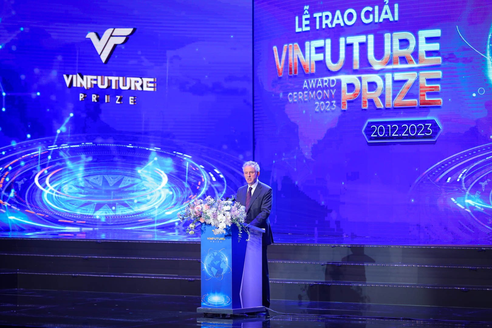 Giáo sư Richard Henry Friend, Đại học Cambridge (Vương quốc Anh), Chủ tịch Hội đồng Giải thưởng VinFuture, thay mặt Ban Tổ chức phát biểu khai mạc Lễ trao giải VinFuture 2023