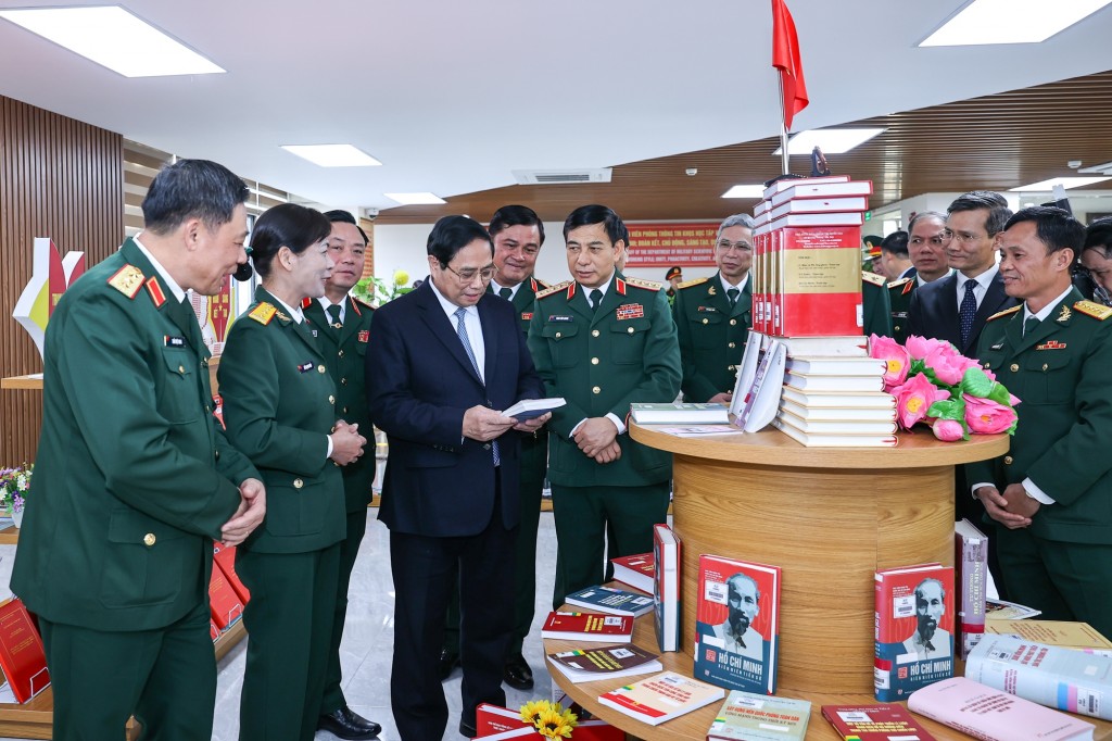 Thủ tướng Phạm Minh Chính thăm phòng truyền thống, thư viện... của Học viện Quốc phòng - Ảnh: VGP/Nhật Bắc