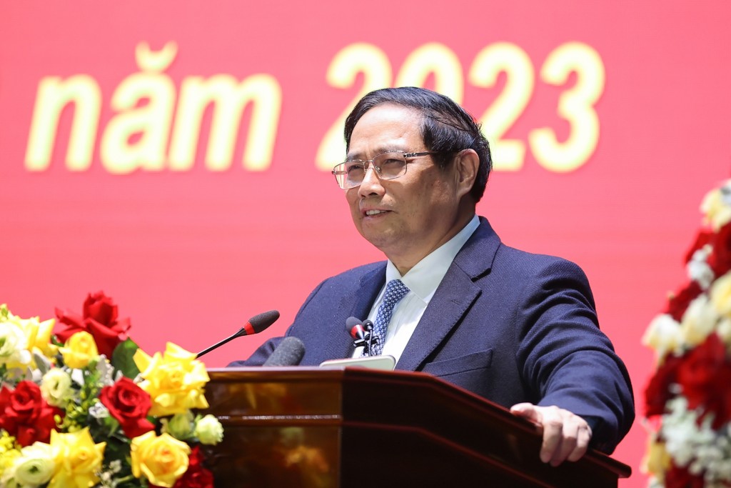 Thủ tướng Phạm Minh Chính chúc mừng và ghi nhận những thành tích xuất sắc mà Học viện Quốc phòng đã đạt được - Ảnh: VGP/Nhật Bắc