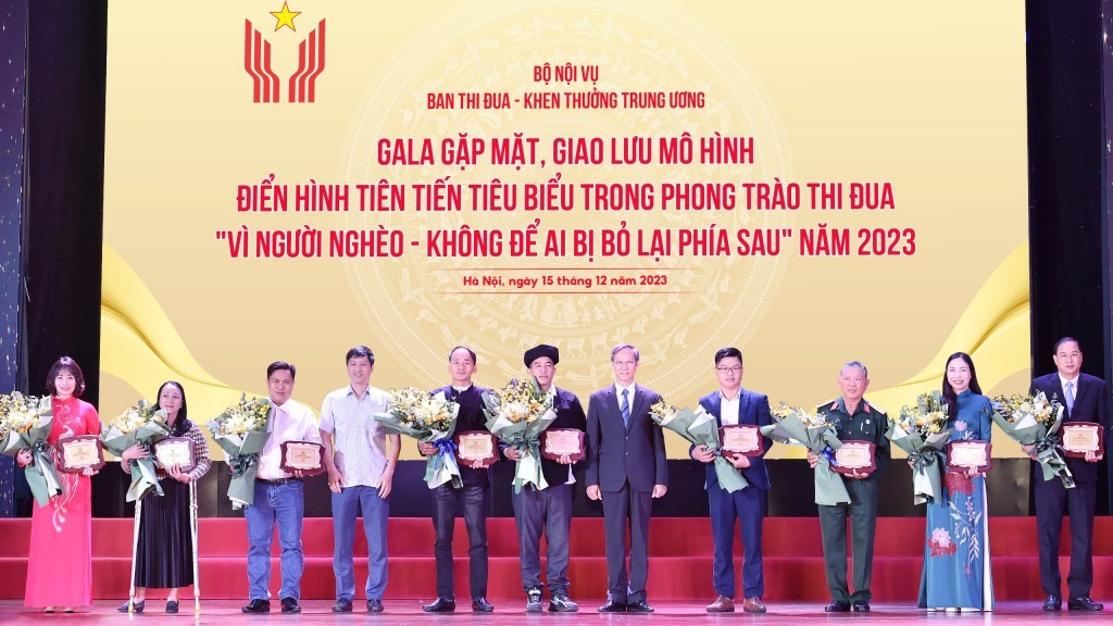 Giao lưu điển hình tiên tiến vì người nghèo, không ai bị bỏ lại phía sau