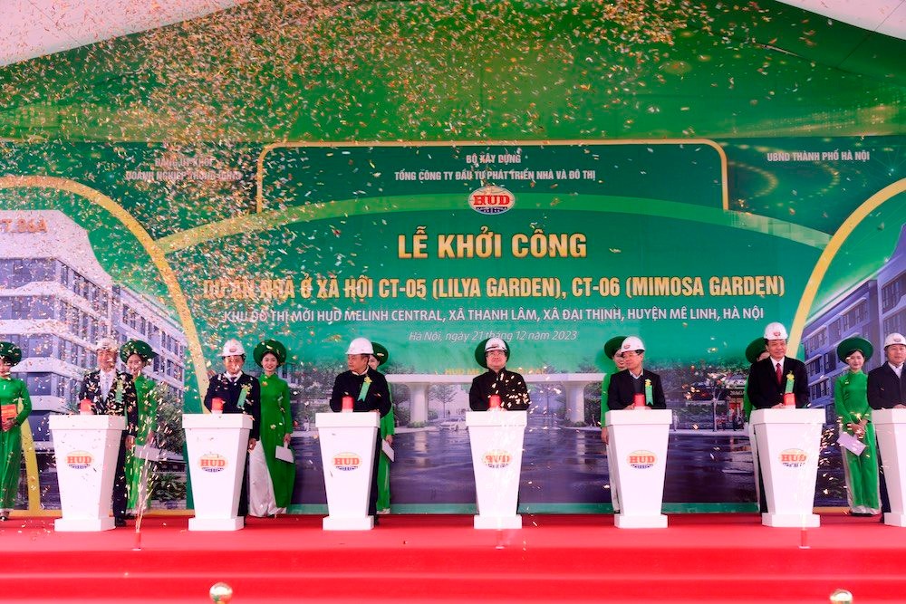 Các đại biểu bấm nút khởi công dự án nhà ở xã hội ở huyện Mê Linh