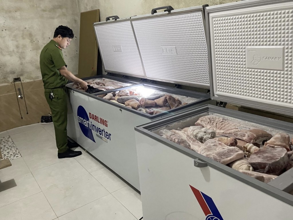 Lực lượng công an tỉnh TT - Huế phát hiện hơn 1 tấn thực phẩm không rõ nguồn gốc ở kho hàng hóa thực phẩm ở xã Lộc An, huyện Phú Lộc (Ảnh CACC)