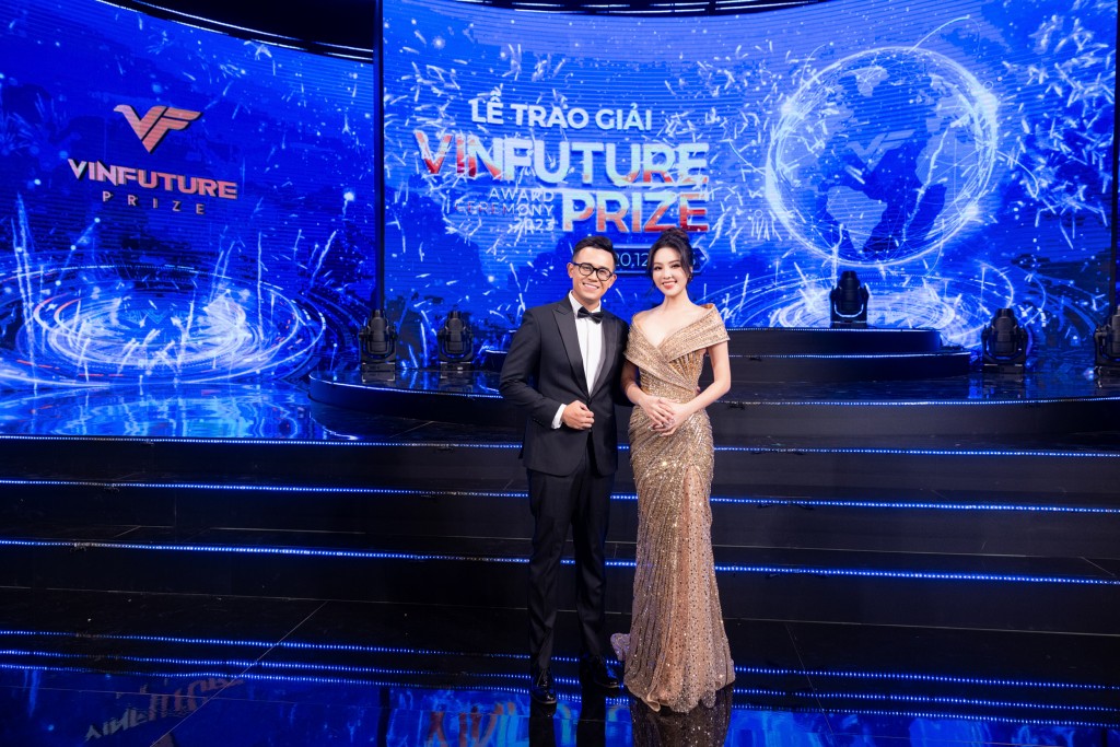 Á hậu Thụy Vân gửi 50 mẫu trang phục tới BTC Vinfuture Prize