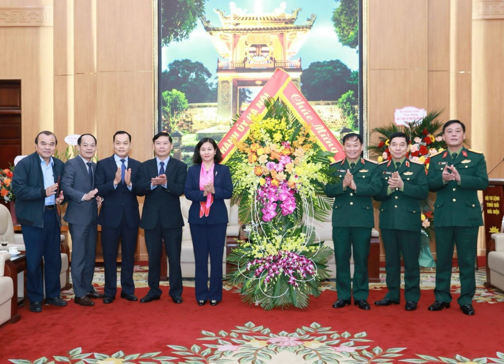 Phó Bí thư Thường trực Thành ủy Nguyễn Thị Tuyến tặng lẵng hoa chúc mừng Bộ Tư lệnh Thủ đô.