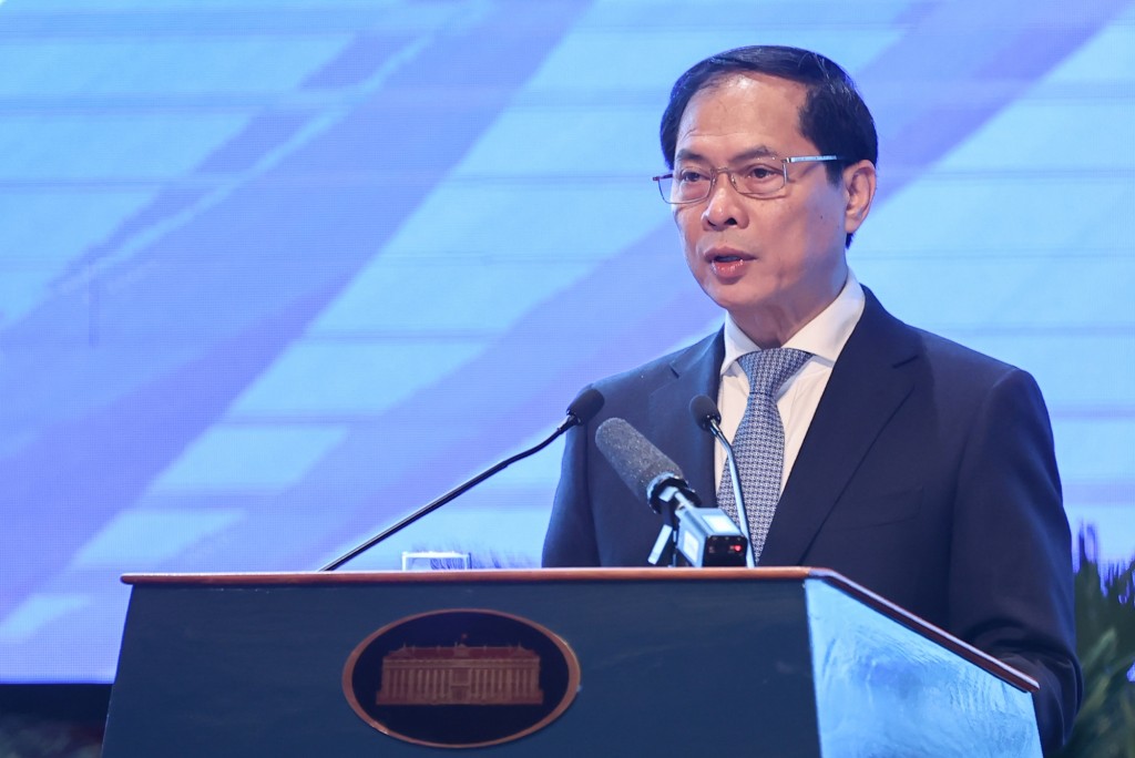 Bộ trưởng Bộ Ngoại giao Bùi Thanh Sơn chia sẻ về những thành tựu của ngành ngoại giao thời gian qua - Ảnh: VGP/Nhật Bắc