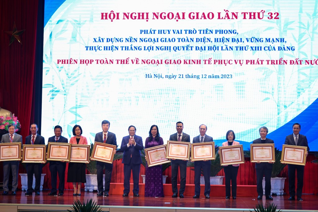 Thủ tướng Phạm Minh Chính trao bằng khen của Thủ tướng Chính phủ cho các tập thể và cá nhân có thành tích xuất sắc - Ảnh: VGP/Nhật Bắc