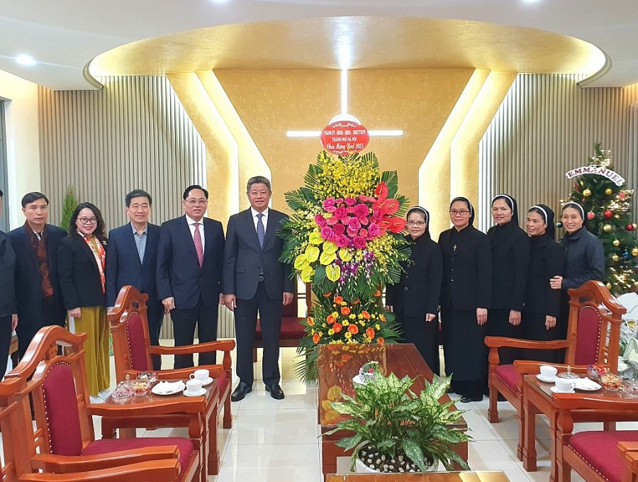 Phó Chủ tịch UBND thành phố Hà Nội Nguyễn Mạnh Quyền chúc mừng Dòng Mến Thánh giá Hà Nội