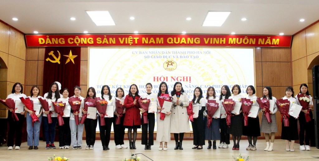 Phó Giám đốc Sở GDĐT Trần Lưu Hoa và Phó Giám đốc Sở GDĐT Vương Hương Giang tặng hoa chúc mừng các học viên