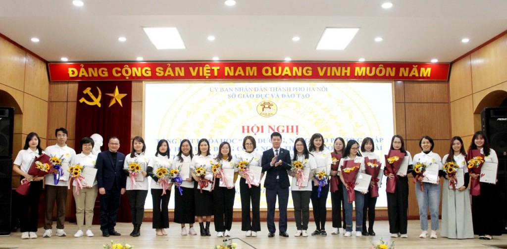 Phó Giám đốc Sở GDĐT Phạm Quốc Toản và Phó Viện Trưởng Viện Đào tạo và Phát triển Kinh tế Nguyễn Minh Tuấn tặng hoa chúc mừng các học viên