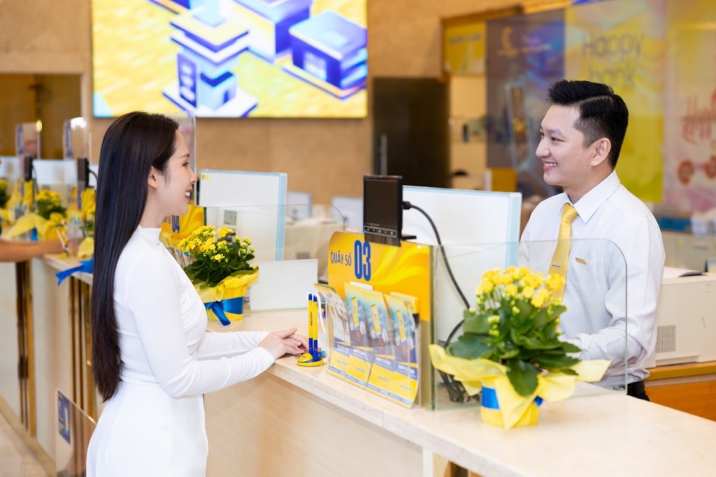 Khách hàng giao dịch tại Nam A Bank