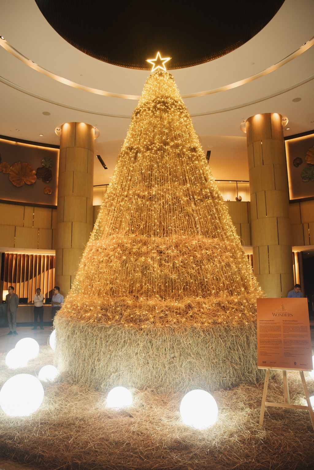 The Spirit of Seasonal Wonders - cây thông làm từ rơm tại sảnh khách sạn New World Saigon