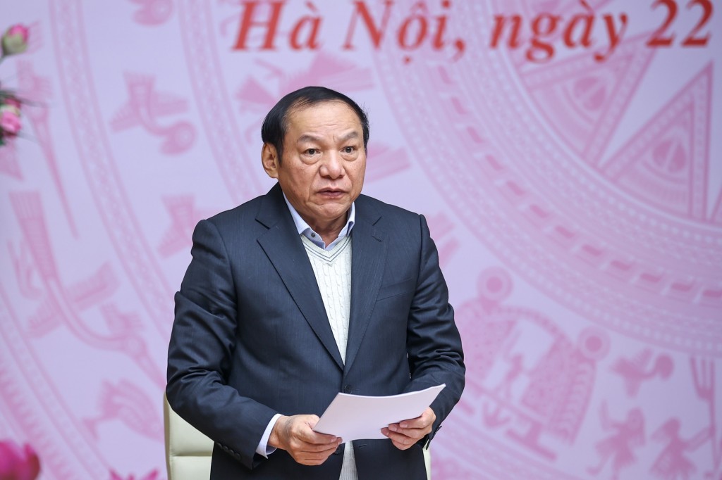 Đồng chí Nguyễn Văn Hùng - Bộ trưởng Bộ Văn hóa, Thể thao và Du lịch trình bày báo cáo tóm tắt tại Hội nghị
