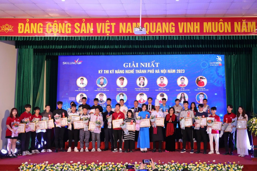 Bà Nguyễn Thị Việt Hương, Phó Tổng Cục trưởng, Tổng cục giáo dục nghề nghiệp và ông Lê Đình Hùng, Phó Chủ tịch Liên đoàn Lao động Thành phố Hà Nội trao giải nhất cho các thí sinh