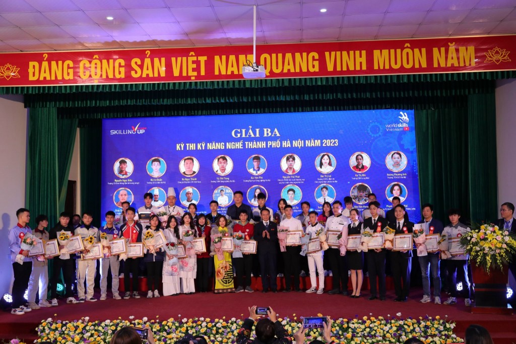Bà Trần Thị Thu Hà, Phó Trưởng ban Thi đua - Khen thưởng thành phố Hà Nội trao giải Ba cho các thí sinh