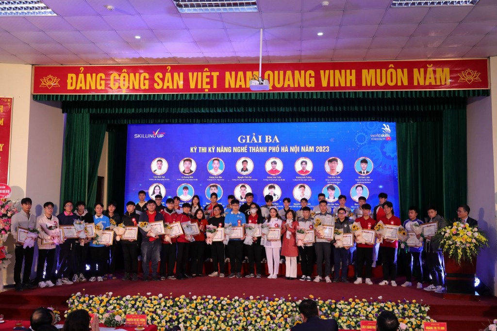 Bà Hoàng Thị Tú Anh, Phó Trưởng ban Văn hoá-Xã hội HĐND Thành phố Hà Nội trao giải ba cho các thí sinh