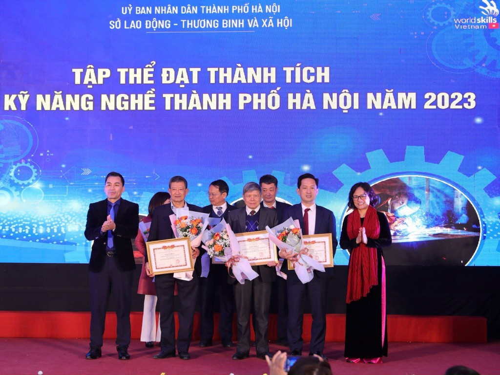 Bà Nguyễn Thị Việt Hương, Phó Tổng Cục trưởng, Tổng cục giáo dục nghề nghiệp trao giải cho các tập thể