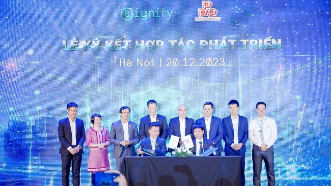 Signify Việt Nam hợp tác Hoa Hoa phân phối sản phẩm chiếu sáng chuyên dụng