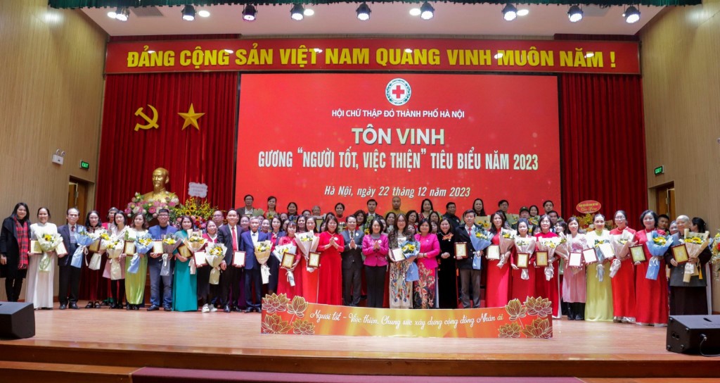 Dịp này, Hội Chữ thập đỏ thành phố Hà Nội tuyên dương 66 tấm gương người tốt, việc thiện