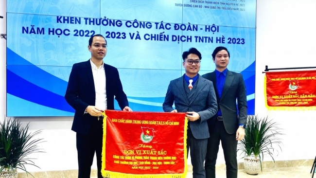 Học viện Tài chính được nhận cờ thi đua xuất sắc