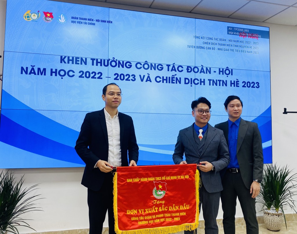 Đoàn Thanh niên trường nhận cờ thi đua của Thành đoàn Hà Nội