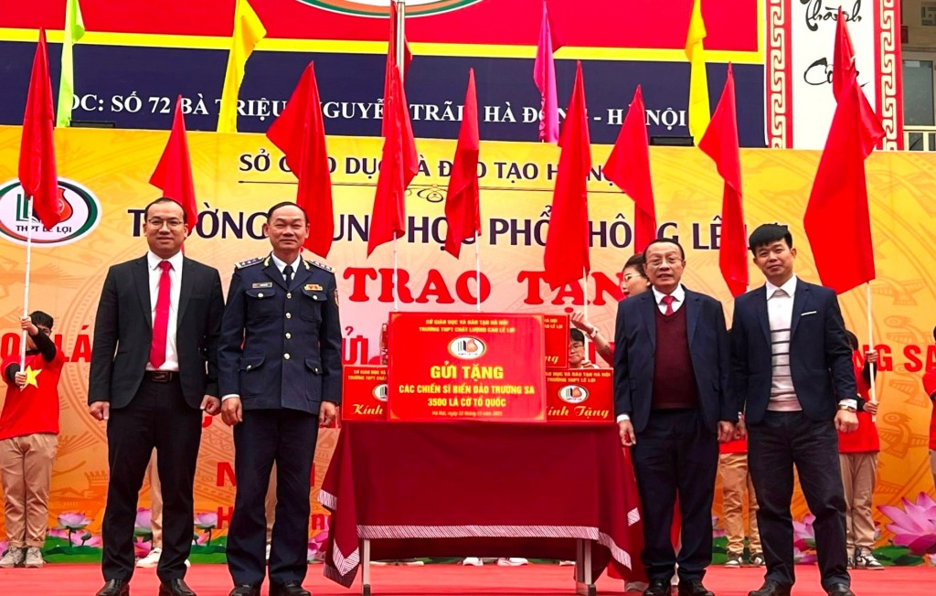 Trường THPT Lê Lợi gửi tặng 3.500 lá cờ Tổ quốc tới huyện đảo Trường Sa.
