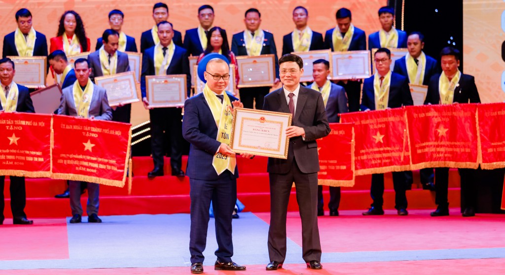 Phó Chủ tịch HĐND thành phố Hà Nội Phạm Quý Tiên tặng bằng khen cho tập thể công ty DGROUP