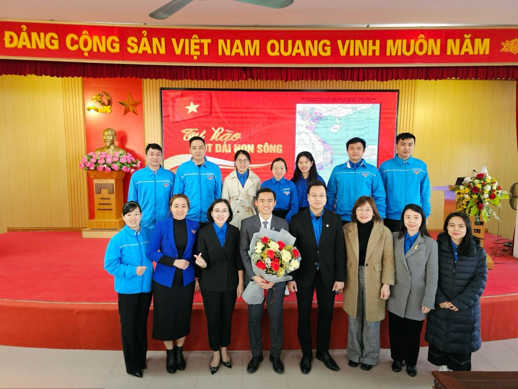 Các bạn đoàn viên, thanh niên tặng hoa báo cáo viên