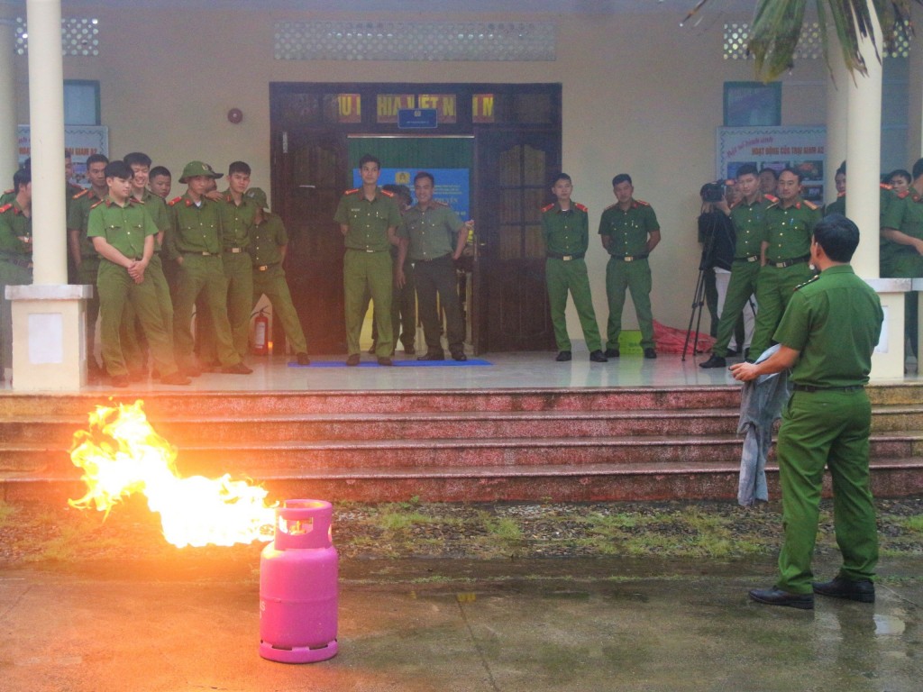 Tuổi trẻ Công an tỉnh Khánh Hòa  phối hợp với Trại giam A2 (Bộ Công an) trong buổi thực hành công tác PCCC