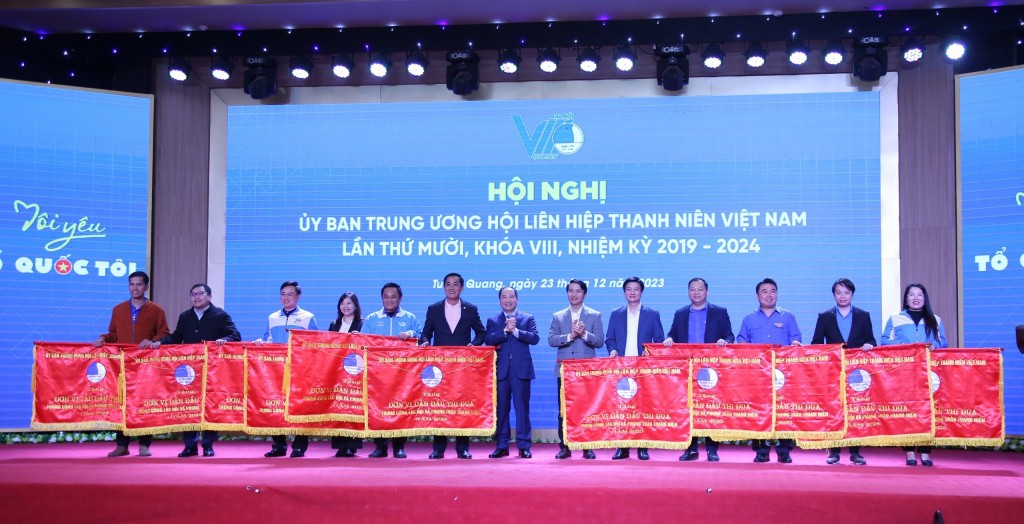 Các đơn vị xuất sắc được nhận cờ thi đua của Trung ương Hội LHTN Việt Nam