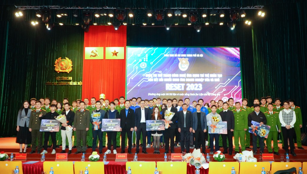Sinh viên VinUni xuất sắc vô địch cuộc thi RESET 2023 Sinh viên VinUni xuất sắc vô địch cuộc thi RESET 2023