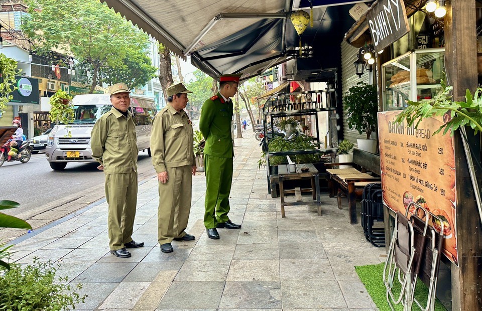 Tái diễn tình trạng lấn chiếm vỉa hè, lòng lề đường tại Hà Nội