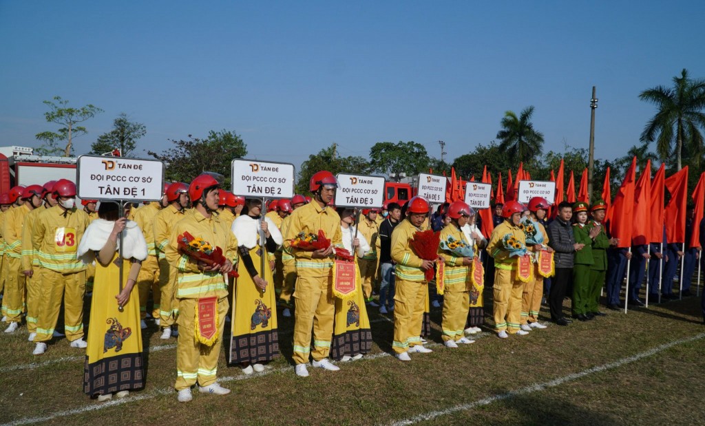 Lãnh đạo Phòng Cảnh sát PCCC và CNCH Công an tỉnh và Công ty Tân Đệ tặng hoa và cờ lưu niệm cho 9 đội tham gia hội thao.