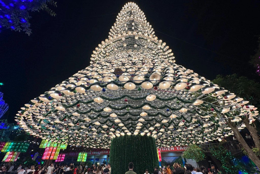 Đây là lần thứ 6 nhà thờ Hà Phát làm cây thông kiểu này. Tuy nhiên số lượng nón lá, chiều cao cây thông và khối lượng sắt được sử dụng làm cây thông trong năm nay được xem là một con số kỷ lục về một cây thông Noel tại Đồng Nai.