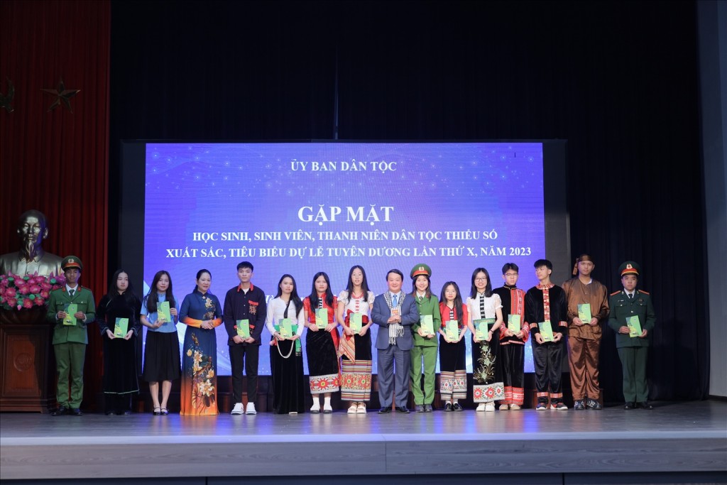 Bộ trưởng, Chủ nhiệm Hầu A Lềnh cùng Thứ trưởng, Phó Chủ nhiệm Nông Thị Hà tặng quà cho các em học sinh, sinh viên, thanh niên