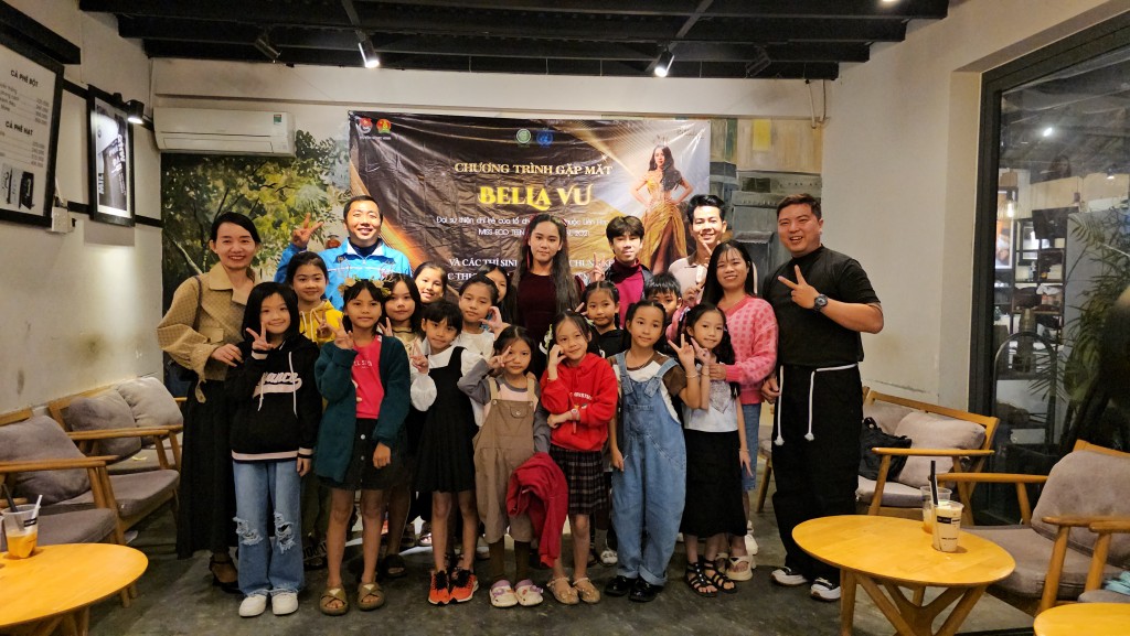 Bella và đoàn nghệ sĩ trẻ từ TP HCM đã có buổi gặp gỡ thân mật với các thí sinh lọt vào vòng chung kết cuộc thi Tìm kiếm tài năng huyện Sông Hinh mùa thứ 3 năm 2023
