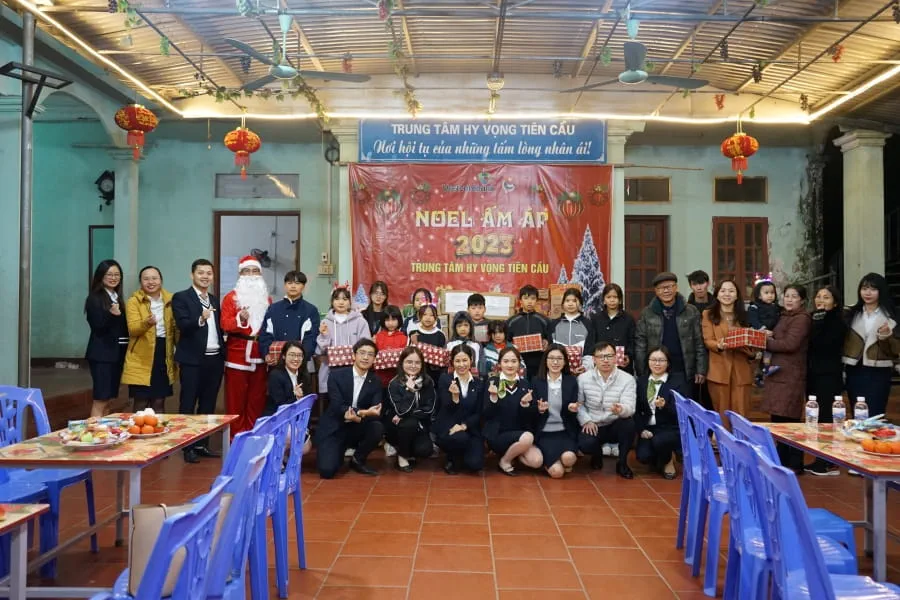 Đoàn TN Vietcombank Hưng Yên tổ chức Noel cho các em tại Trung tâm Hy vọng Tiên Cầu