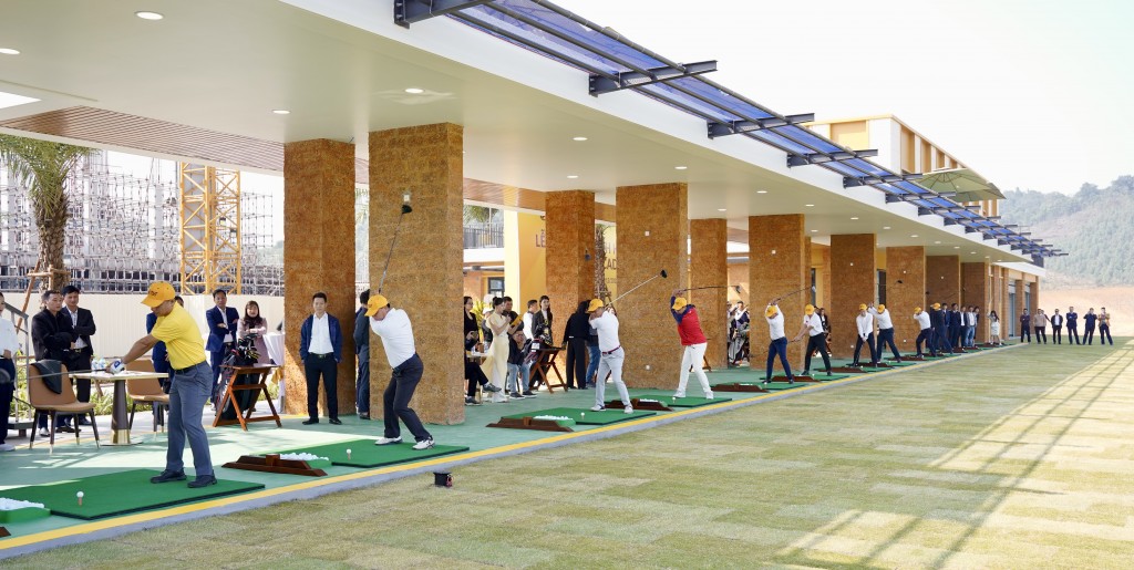 Các đại biểu thực hiện nghi lễ khánh thành Học viện T&T Golf Academy, thuộc sân golf Văn Lang Empire Golf Club.