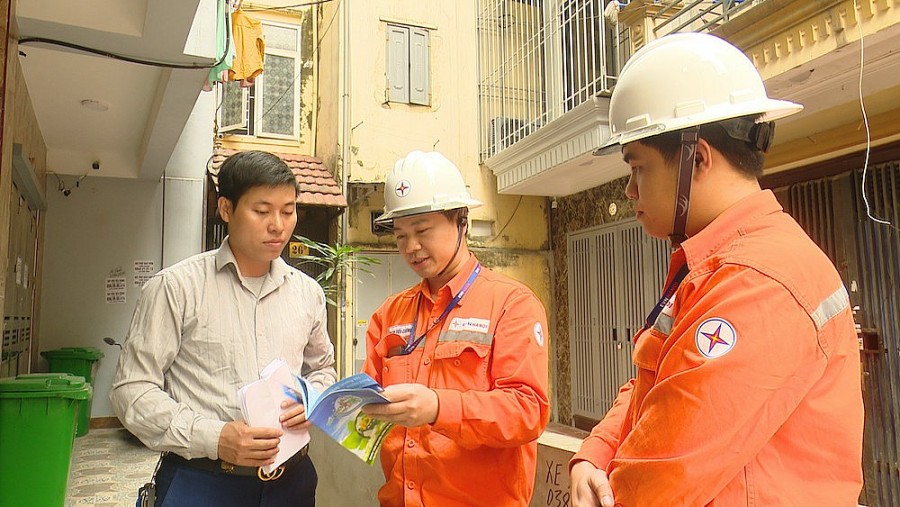 Nhân viên EVNHANOI hướng dẫn khách hàng thực hiện các biện pháp tiết kiệm điện