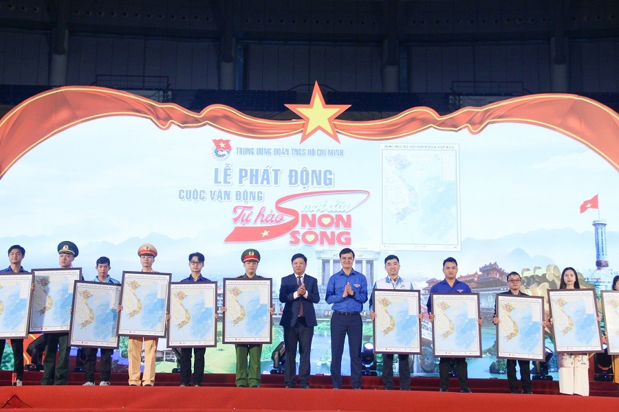 Lãnh đạo TW Đoàn và thành phố Đà Nẵng trao tặng bản đồ cho các lực lượng trên địa bàn TP Đà Nẵng