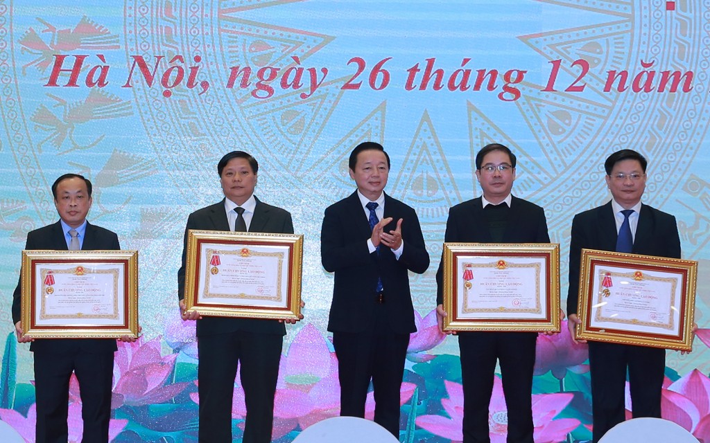 Phó Thủ tướng Trần Hồng Hà trao tặng Huân chương Lao động các hạng cho tập thể, cá nhân của Bộ LĐ-TB&XH có thành tích xuất sắc trong năm 2023 - Ảnh: VGP/Minh Khôi
