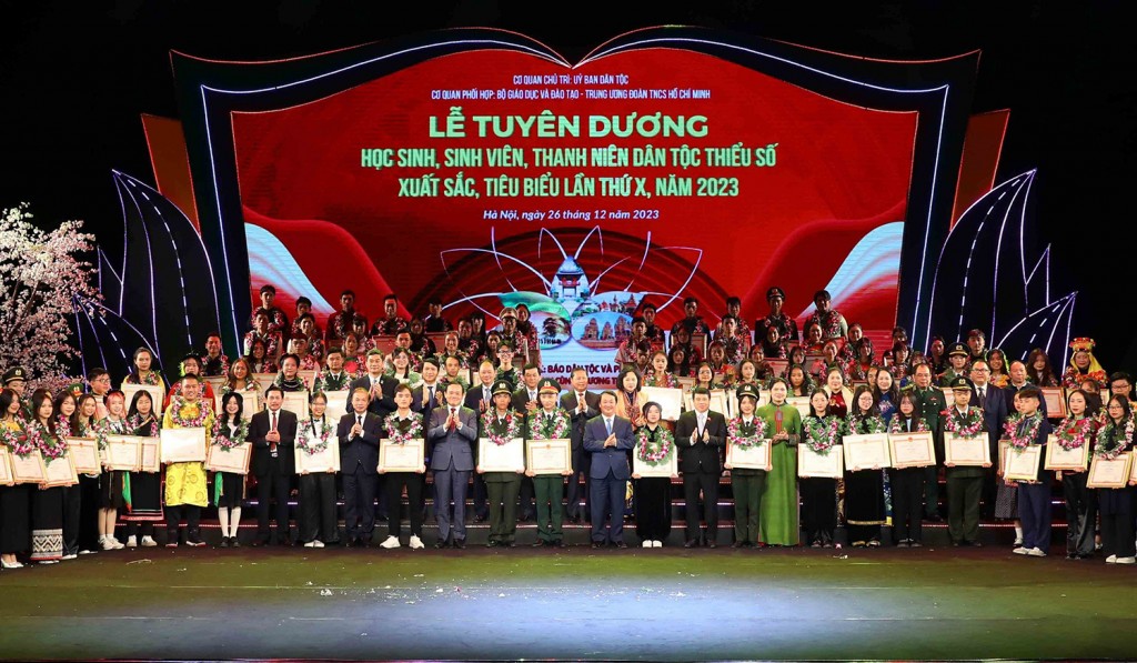 Phó Thủ tướng Chính phủ Trần Lưu Quang cùng các đại biểu trao tặng phần thưởng cho các em học sinh, sinh viên, thanh niên DTTS xuất sắc, tiêu biểu năm 2023 - Ảnh: VGP/Hải Minh