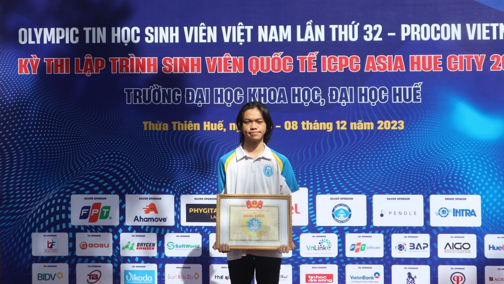 Trần Xuân Trường, sinh viên ngành Công nghệ thông tin, trường Đại học Mở Hà Nội giành giải nhất Khối chuyên Tin, cuộc thi Olympic Tin học sinh viên Việt Nam 2023