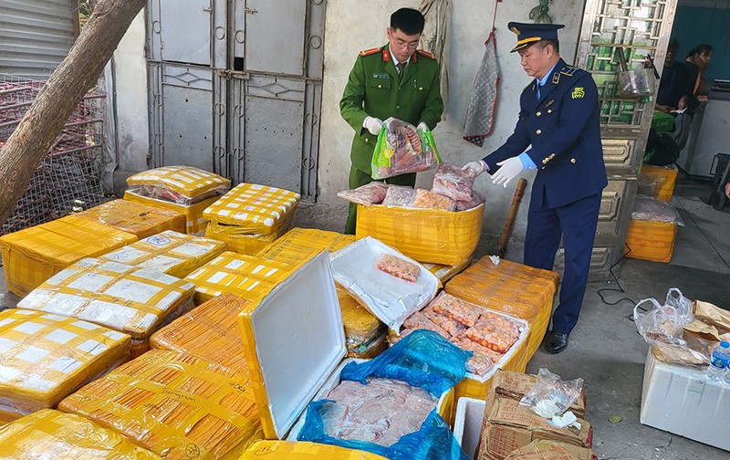 Lực lượng liên ngành bất ngờ kiểm tra kho hàng chứa hơn 1 tấn thực phẩm “bẩn” gồm lòng lợn, tràng trứng, chân gà…