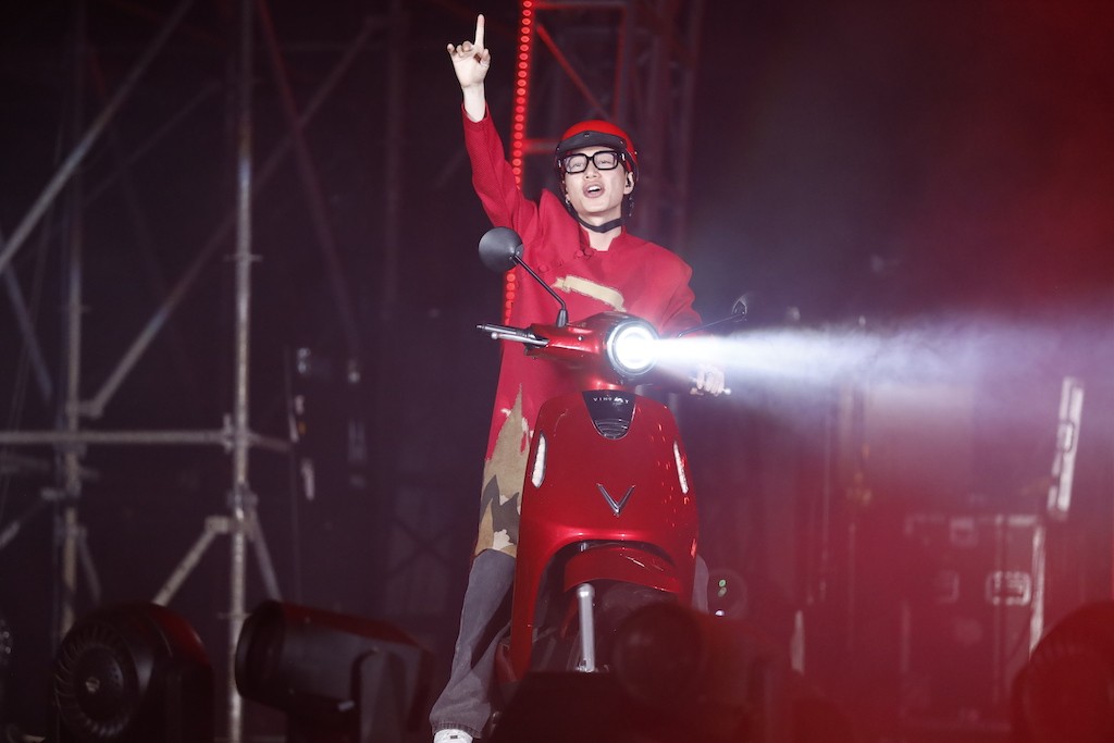 Quán quân Rap Việt mùa 3 cùng màn biểu diễn đậm “chất” riêng trên sân khấu 8Wonder Winter Festival 2023