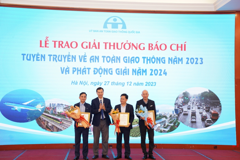 Ban Tổ chức trao giải Nhất toàn đoàn cho ba tập thể