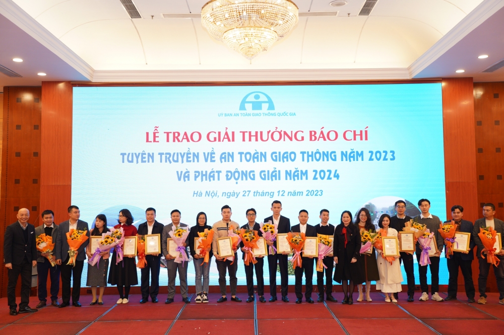 Đại diện nhóm tác giả báo Tuổi trẻ Thủ đô cùng đại diện các nhóm tác giả, tác giả đoạt giải Khuyến khích